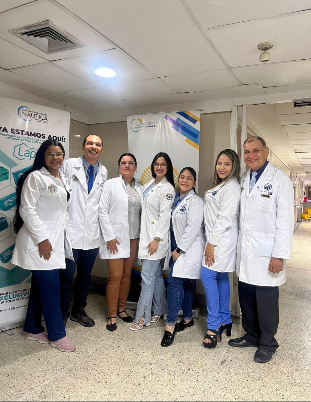 El Dr. Iván López con un grupo de médicos internistas de bata blanca en el pasillo de un centro de salud