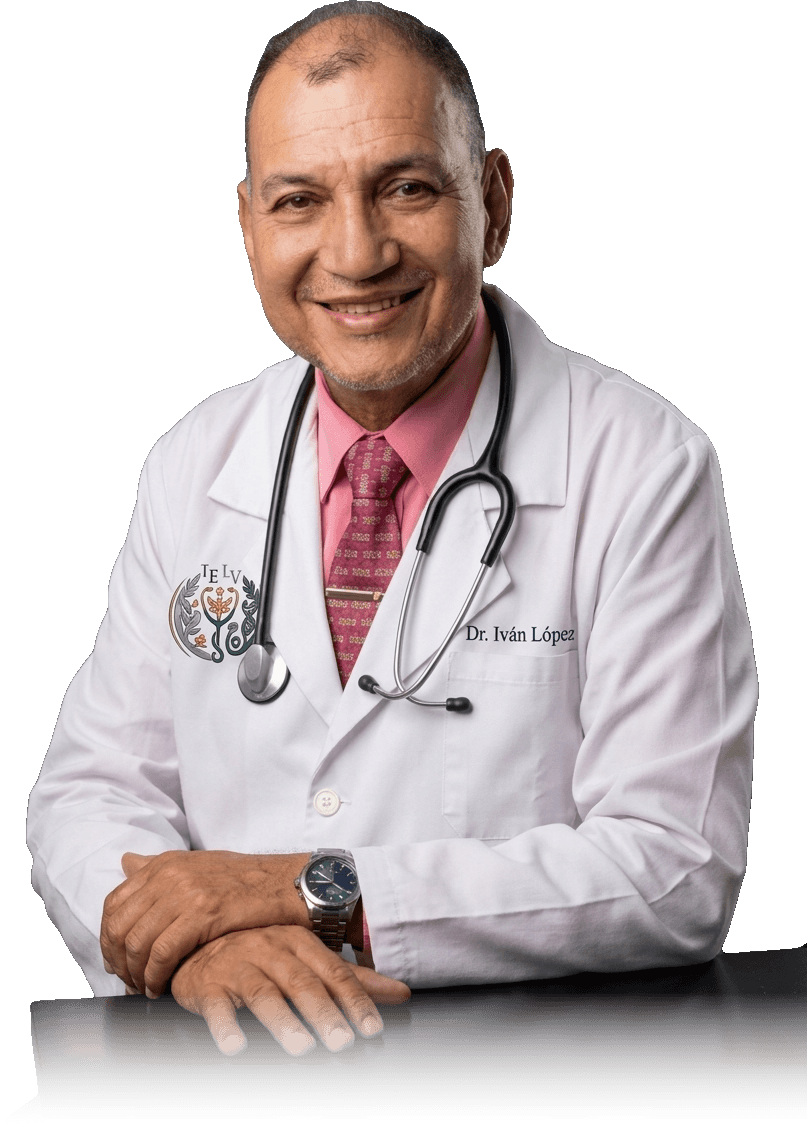 El Dr. Iván López, médico internista, sonriendo con bata blanca y estetoscopio, con las manos sobre el escritorio